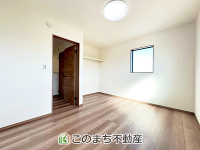 【洋室】 | クライン宇都宮市駒生町第4期　1号棟 | 採光も確保されたお部屋です。大きいベッドを置いても余裕のあるゆとり空間。
