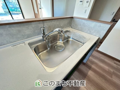 【設備】 | クライン宇都宮市駒生町第4期　1号棟 | ビルトイン型浄水器を内蔵したキッチン水栓。お米を研いだり、野菜を洗ったりするときなど用途に応じてワンタッチで浄水に切り替えが可能です。カートリッジ式なので、フィルターを簡単に交換する事が出来ます。
