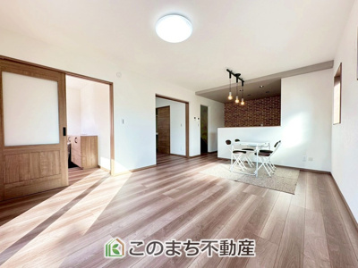 【居間・リビング】 | クライン宇都宮市駒生町第4期　1号棟 | オープンでのびやかな空間を生み出す、こだわりの広がりとゆとり。家族と過ごす時間を大切にしたい方にぴったりの明るくゆとりある住空間です。
