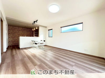 【居間・リビング】 | クライン宇都宮市駒生町第4期　1号棟 | 南向きのリビングは一日中太陽の光が射し込みます♪家族が集まる空間は、自然と笑顔が溢れます。

