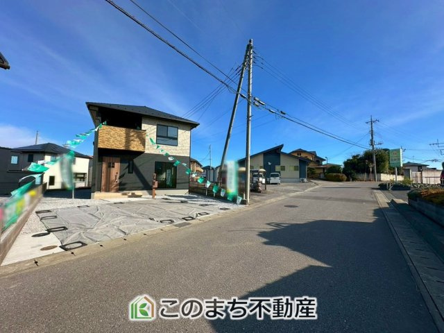 クライン宇都宮市駒生町第4期の前面道路含む現地写真|前面道路は広々としてます！運転が苦手な方でもお車の出し入れ簡単で安心です☆
