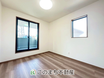 【洋室】 | クライン宇都宮市駒生町第4期　1号棟 | 居室のサッシにはペアガラスを採用しております。高い断熱性による省エネと結露対策に有効です。
