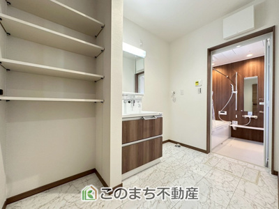 【洗面所】 | クライン宇都宮市駒生町第4期　1号棟 | 脱衣所は広々としておりますので、お子様のお着替えもストレスなくできます！
