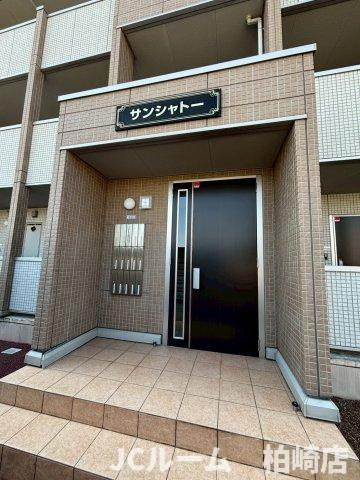 柏崎市茨目１丁目のアパートのエントランス