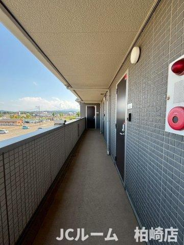 柏崎市茨目１丁目のアパートのロビー