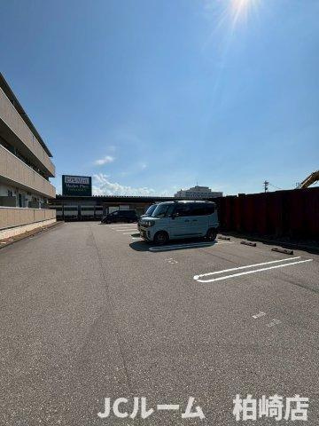 柏崎市茨目１丁目のアパートの駐車場