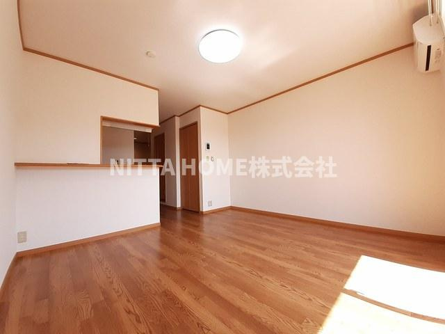 アルコバレーノⅡの居間・リビング|１１．１帖のリビングルームはカウンターキッチン付きです◎