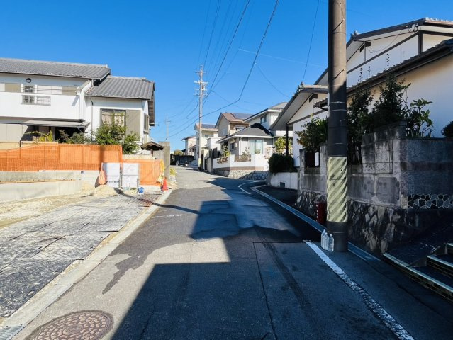 知多市八幡深山口50番60『仲介手数料無料』新築戸建ての前面道路含む現地写真