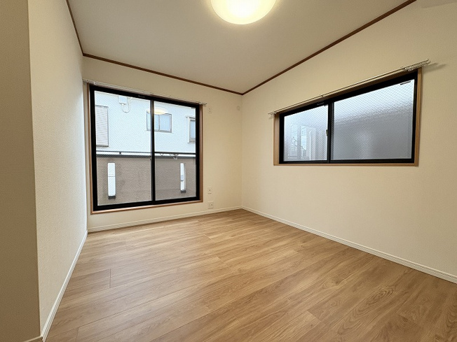 【寝室】 | 練馬区南大泉4丁目　中古一戸建住宅　(保谷店) | 2階6.9帖/主寝室は6.9帖のゆとりのある空間。