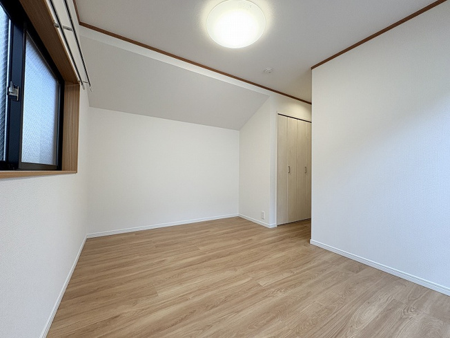 【寝室】 | 練馬区南大泉4丁目　中古一戸建住宅　(保谷店) | 2階6.9帖/ナチュラルな仕様ですので様々なインテリアとよく馴染みます。