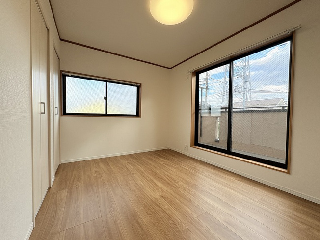 【子供部屋】 | 練馬区南大泉4丁目　中古一戸建住宅　(保谷店) | 2階6.0帖東側/バルコニーが設けられた開放感あるお部屋。