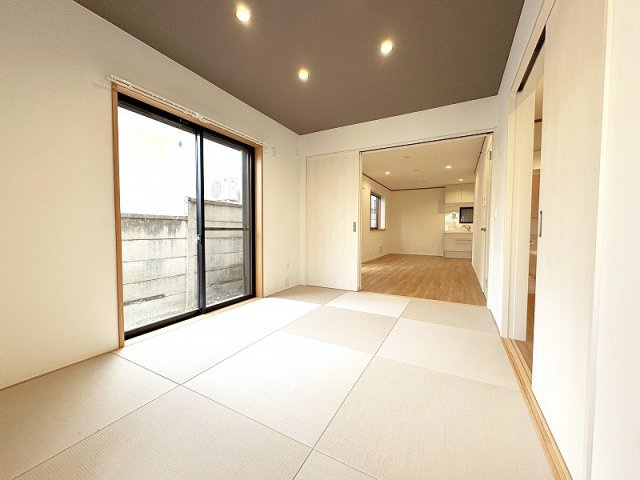 【和室】 | 練馬区南大泉4丁目　中古一戸建住宅　(保谷店) | 1階6.7帖/扉を開放することでリビングと合わせて19.2帖の大空間に。
