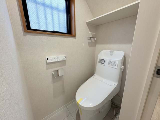 【トイレ】 | 練馬区南大泉4丁目　中古一戸建住宅　(保谷店) | 1階/温水洗浄機能付で清潔感のあるトイレ。