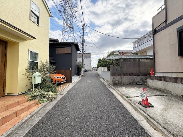 【前面道路含む現地写真】 | 練馬区南大泉4丁目　中古一戸建住宅　(保谷店) | 緑豊かな「練馬区立大泉井頭公園」まで徒歩5分　のびのび暮らせる住環境。