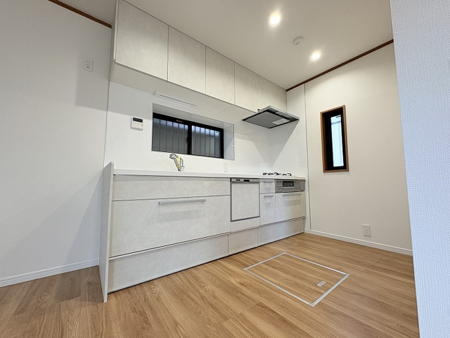 【キッチン】 | 練馬区南大泉4丁目　中古一戸建住宅　(保谷店) | 足元には調味料のストック置き場にも便利な床下収納付き。