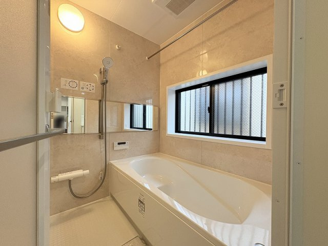 【浴室】 | 練馬区南大泉4丁目　中古一戸建住宅　(保谷店) | 1日の疲れを癒すバスルーム。浴室乾燥機が備わり、天候を気にせず洗濯物を干すことが可能です。