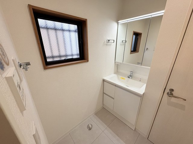 【独立洗面台】 | 練馬区南大泉4丁目　中古一戸建住宅　(保谷店) | 洗面台には大きく見やすい三面鏡が付いているので、身支度がスムーズに行えます。