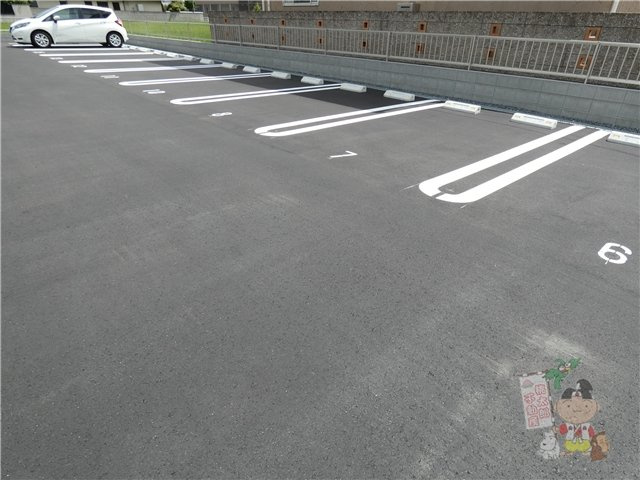 グレースヴィラ西崎の駐車場