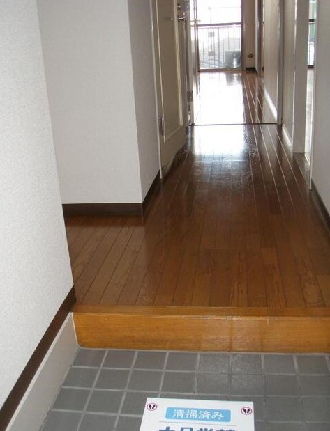 日伸西荻プラザの玄関