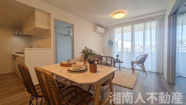 グランシティユーロコート藤沢の居間・リビング|こちらのリビングで趣味の時間をお楽しみください