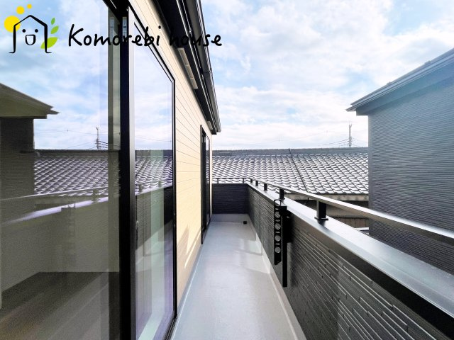 上尾市原市　20期　新築一戸建て　グラファーレ　04のバルコニー|暖かな日差しのふりそそぐバルコニー
