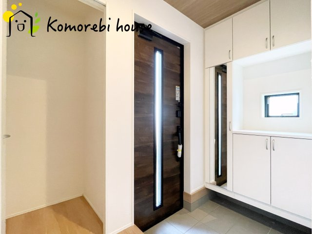 上尾市原市　20期　新築一戸建て　グラファーレ　04の玄関|きれいな玄関です