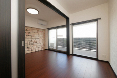 【居間・リビング】 | プレジオ大正 | こちらのリビングで趣味の時間をお楽しみください