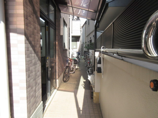 ジュネス小野田のその他共用部分|奥に駐輪スペースあり（無料）