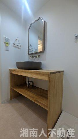 ライオンズマンション藤沢鵠沼の独立洗面台|独立洗面台、小物を置くことができて便利です