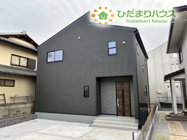 熊谷市河原町第5　新築一戸建て　リーブルガーデン　01の外観|シャープな屋根のラインと、玄関周りのアクセントがとってもおしゃれですね。
飽きのこないシンプルで洗練されたデザインです！