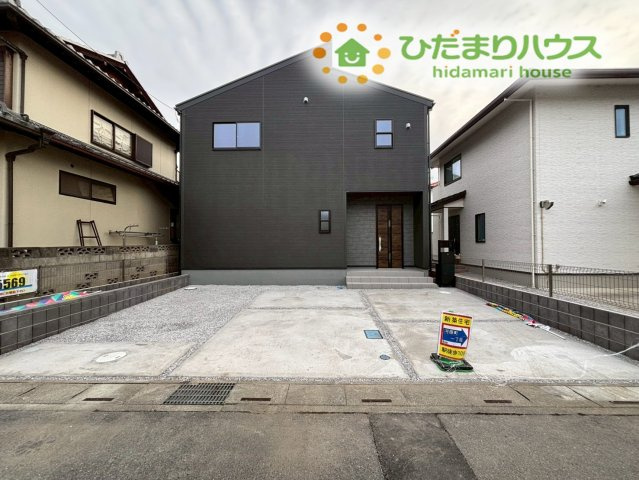 熊谷市河原町第5　新築一戸建て　リーブルガーデン　01の駐車場|並列駐車3台可能！
お友達が来ても安心ですね♪
