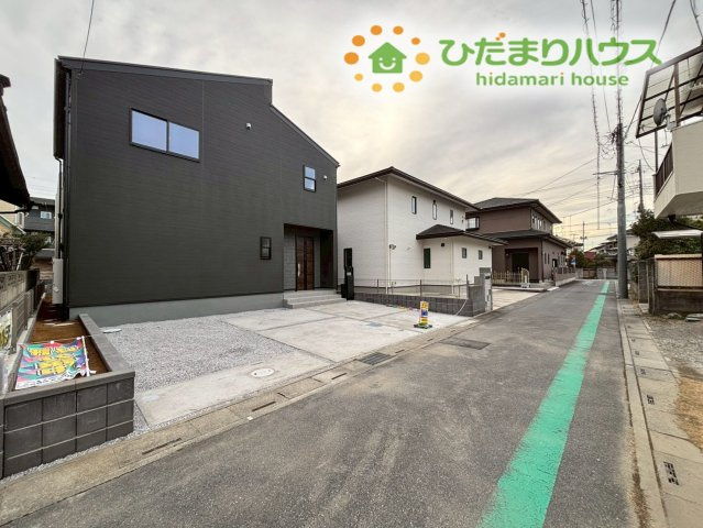 熊谷市河原町第5　新築一戸建て　リーブルガーデン　01の前面道路含む現地写真|見通しが良く、車の運転が苦手な方でも安心して通行できます！
玄関先での出入りがスムーズに行えて安心感があります。