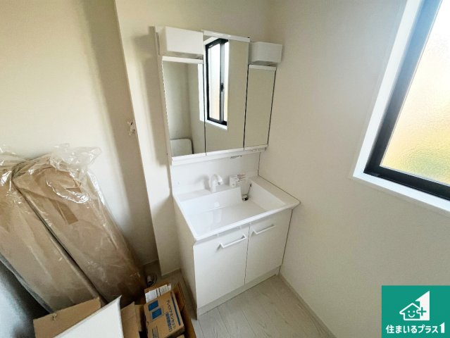 加古郡播磨町上野添　第1期　新築一戸建ての独立洗面台|清潔感のある洗面台です。フラットな鏡は掃除がしやすく毎日清潔！鏡裏には収納があるのでスッキリとした洗面台が保てます。