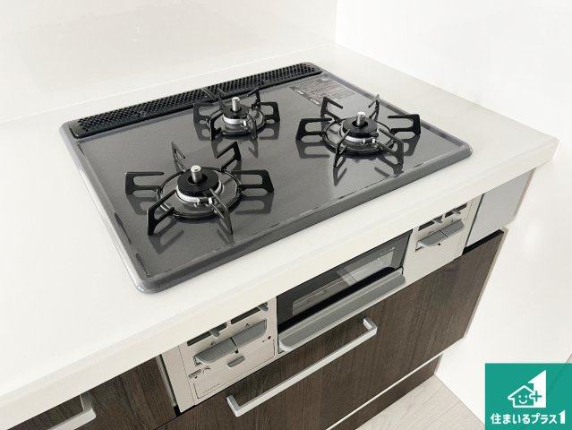 加古郡播磨町上野添　第1期　新築一戸建ての設備|ダブル高火力Ｓｉセンサー付きコンロ！３口あるので、まとめて料理をする時も大活躍！