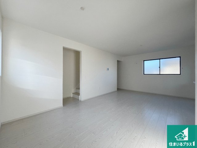 加古郡播磨町上野添　第1期　新築一戸建ての居間・リビング|日当たり良好の明るいリビングで朝の目覚めもスッキリできそう！対面キッチンでご家族のコミュニケーションも自然と増える設計！小さなお子様が遊ぶスペースを作っても広々とくつろげるLDK！