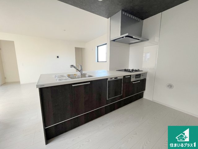 加古郡播磨町上野添　第1期　新築一戸建てのキッチン|子供を見守りながらお料理が出来るため家族のコミュニケーションか増えます♪スペースが広く確保されている為お子様が大きくなったときは一緒に料理を楽しめます♪