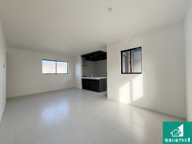 加古郡播磨町上野添　第1期　新築一戸建ての居間・リビング|明るいリビングで朝の目覚めもスッキリできそう！対面キッチンでご家族のコミュニケーションも自然と増える設計！小さなお子様が遊ぶスペースを作っても広々とくつろげるLDK！