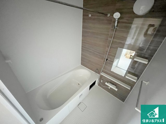 加古郡播磨町上野添　第1期　新築一戸建ての浴室|足をゆったり伸ばして寛げる浴槽です。窓が設けられていますので差し込む光が明るく穏やかな雰囲気にしてくれます♪浴室乾燥機も設置しているので、雨の日の洗濯物も安心です♪