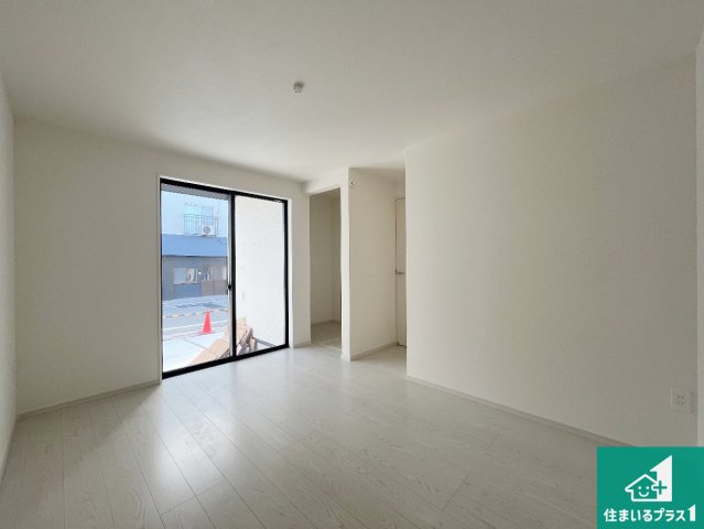 加古郡播磨町上野添　第1期　新築一戸建ての洋室|寝室は心地よい眠りについてもらいたくて、シンプルかつ開放的な空間な設計にしています！大きな窓から差し込む日が心地いいです♪