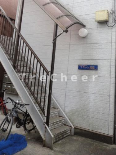 フラット瑠璃のエントランス