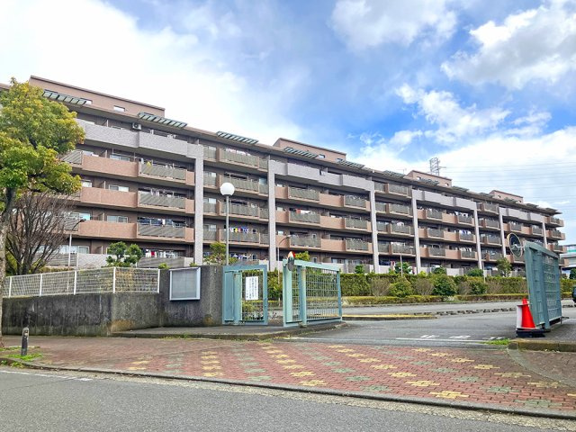 ジェイパーク川崎コンフィール 　（川崎区小田7丁目）の外観|公園隣接！陽当り・眺望良好！
防犯カメラ有
TVモニター付きインターホン
宅配BOX有
平成27年 大規模修繕工事実施済
長期修繕計画有
車で10分圏内に大型商業施設有
フラット35利用可
