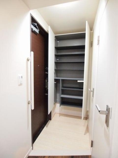 港区芝浦３丁目の賃貸マンションのエントランス|【玄関】収納が多くついており… 