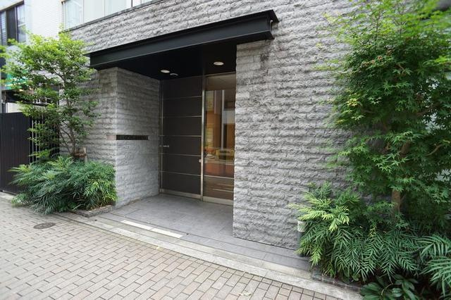 港区芝浦３丁目の賃貸マンションのエントランス|緑豊かな住居エントランス 
