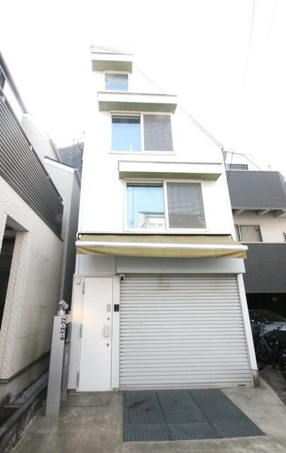 港区白金６丁目の一戸建ての外観|入口シャッター付 