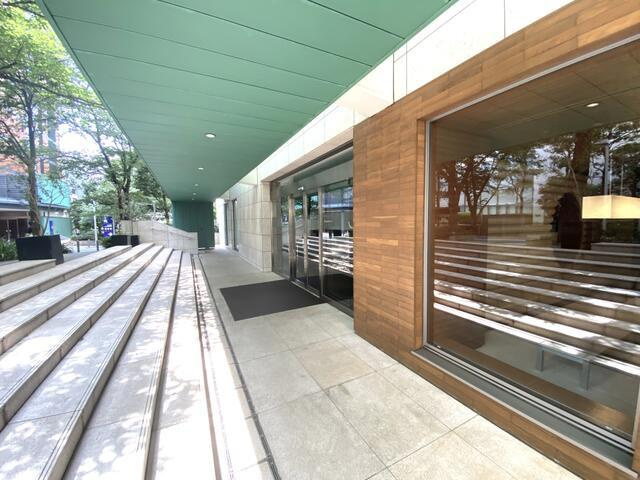 港区六本木６丁目の賃貸マンションのエントランス| 