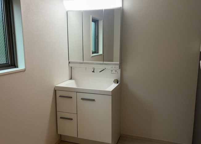 【独立洗面台】 | 洗面化粧台では顔を洗ったり、身だしなみを整えることが本来の使い方ですが、用途によっては洗面化粧台に求められる機能が違ってくるため、ご自身や家族のライフスタイルに合ったものを選ぶことをおすすめ致します。