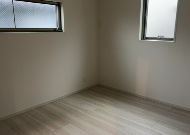 【洋室】 | 洋室のメリットは重い家具が置きやすく、身の回りが整理しやすいことです。 床がフローリングのため畳とは異なり凹みにくいです。 クローゼットなど収納が豊富で、普段使わない旅行カバンや服の整頓も簡単にです。