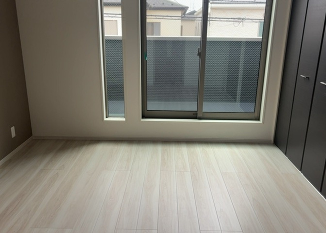 【寝室】 | 寝室でゆっくりと過ごすためにはベッド周りの適度な空間を担保することや窓の位置、照明の明るさ、寝室の広さなどを考える必要があります。自身や家族の構成とライフスタイルに併せて寝室にする部屋を選びましょう！