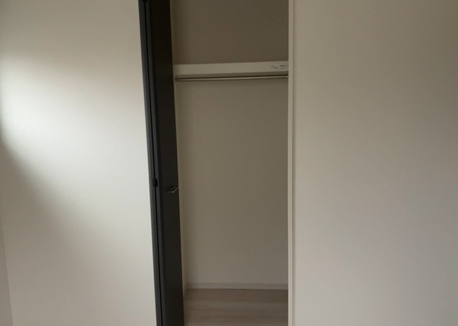 【収納】 | デザイン性を重視しすぎて収納が少なかった！なんてことにならないため、事前に現地で収納の数を確認しておくことをお勧めします。クローゼット以外にも床下収納や屋根裏収納、パントリーなどもチェックしましょう。