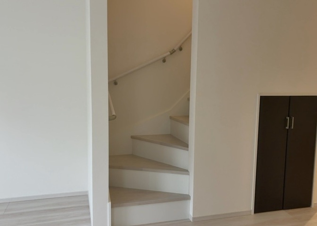 【内装】 | 建物の上下階の通路である階段は、その位置によって動線や室内の印象が大きく左右されます。手摺にも重要な役割があり、転倒の防止・歩行や動作を円滑にして日常生活を支えることを主な目的として設置されています。